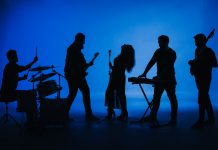 Οι Loose Ties, φρέσκοι και πολύ δυναμικοί μας συστήνονται μέσα από το ντεμπούτο άλμπουμ τους με τίτλο Retrospective