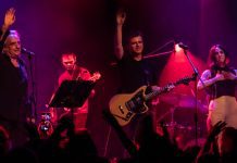 Βρεθήκαμε στο πρώτο «ΑΝΑΤΕΛΛΩ» με τον Γιάννη Αγγελάκα να τραγουδάει μαζί με Παιδί Τραύμα, Sophie Lies και Turboflow3000